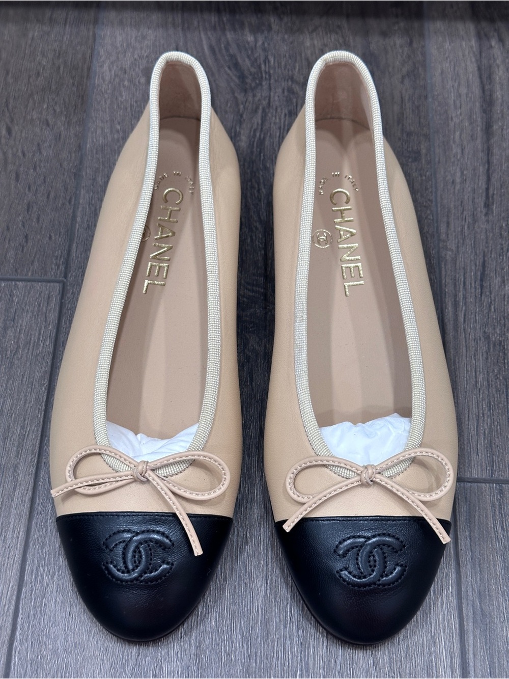 CHANEL CLASSIC CC LOGO BEIGE & BLACK LEATHER BALLET FLATS SHOES Size 37 - Picture 5 of 16